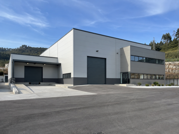 nave-industrial-con-muelle-de-carga-y-oficinas